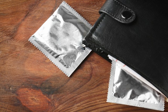 Beri Tahu Suami agar Tak Simpan Kondom di Dompet, Moms! Ini Alasannya (49898)