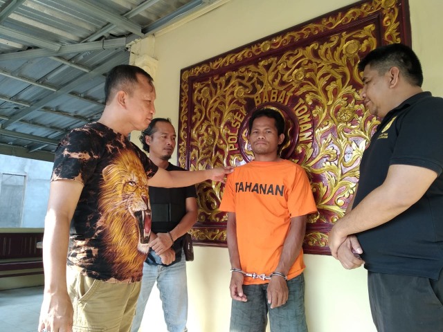 pelaku Irwanto saat diamankan petugas di Polsek Babat Toman, Musi Banyuasin, (foto: istimewa) 