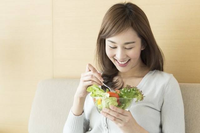 Ilustrasi mengonsumsi makanan vegetaraian dan vegan Foto: Shutterstock