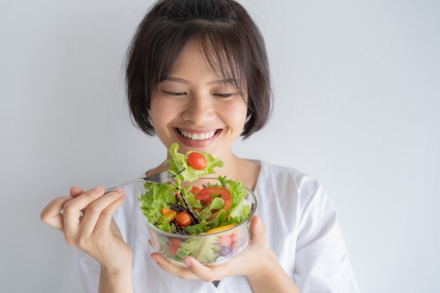 Ilustrasi mengonsumsi makanan vegetaraian dan vegan Foto: Shutterstock