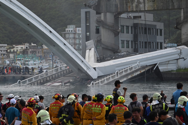 Tim penyelamat dan masyarakat di lokasi Jembatan Nanfangao yang runtuh di Suao, Yilan, Taiwan, Selasa (1/10/2019). Foto: AFP/SAM YEH