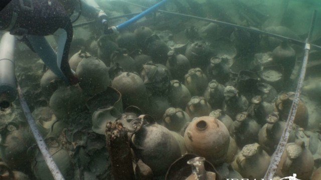 Puluhan kendi yang ditemukan oleh para arkeolog di dasar air. Foto: Balearic Institute of Studies in Maritime Archeology (IBEAM)
