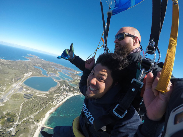 Skydiving dengan pemandangan menakjubkan di Rottnest Island. Foto: Ahmad Romadoni/kumparan