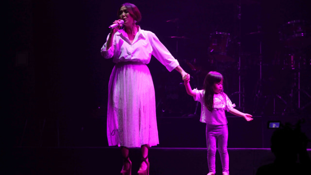 Buka Konser Lukas Graham, Gisella Anastasia Ajak Gempi Naik Panggung (77418)