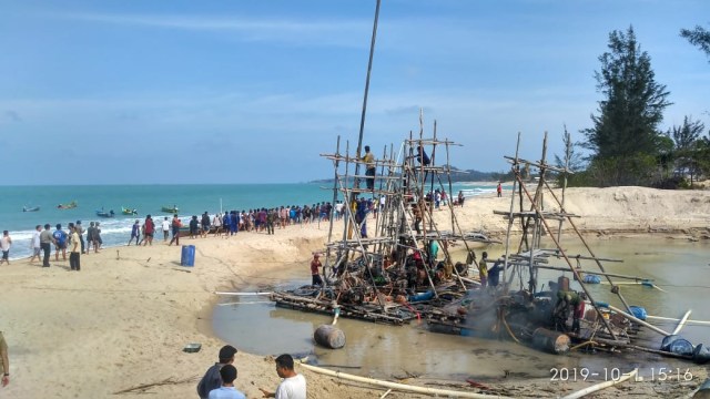 Puluhan nelayan berusaha menghentikan altivitas tambang timah yang beraktivitas di kawasan pantai. (Ist)