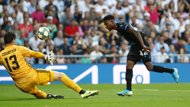Proses gol Emmanuel Bonaventure Dennis ke gawang Real Madrid. Foto: REUTERS/Jon Nazca