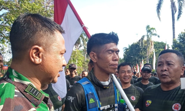 Dewa Gede Astawa saat pelepasan pelari, Selasa (1/10) - kanalbali /KR14