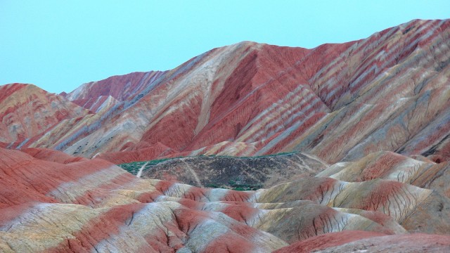 Foto: Bentang alam Danxia di China terdiri dari batuan sedimen merah bermotif garis dengan berbagai warna