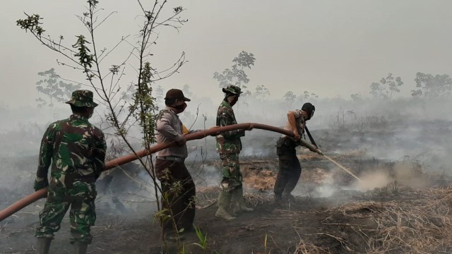Satgas Karhutla memadamkan api di Kabupaten Hulu Sungai Utara. Foto: Polres HSU