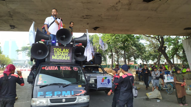 Giliran Buruh yang Berdemo (106246)