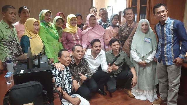 Maman Abdurrahman (kemeja putih) berfoto bersama guru-guru SMA-nya. Foto: Dok Hi!Pontianak