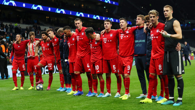 Pemain-pemain Bayern Muenchen usai berpesta gol di kandang Tottenham Hotspur. Foto: REUTERS/Eddie Keogh