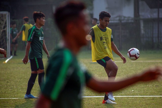 Sejumlah pemain timnas U-23 Indonesia melakukan sesi latihan di Stadion Pajajaran, Bogor, Jawa Barat, Rabu (2/10/2019). Foto: ANTARA FOTO/Yulius Satria Wijaya