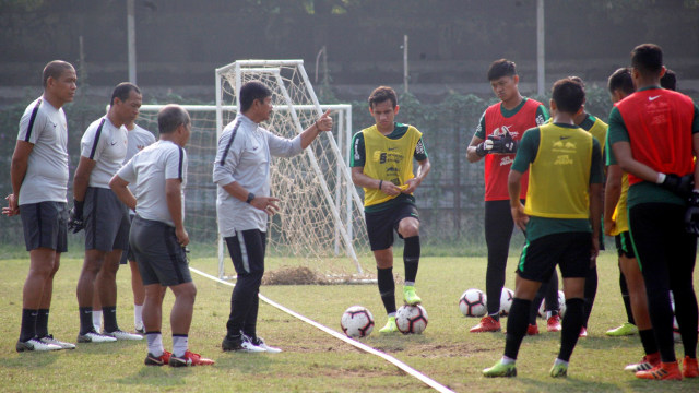 Pelatih Timnas U-23 Indonesia, Indra Sjafri (keempat kiri), memberikan arahan saat latihan di Stadion Pajajaran, Bogor, Jawa Barat, Rabu (2/10/2019). Foto: ANTARA FOTO/Yulius Satria Wijaya