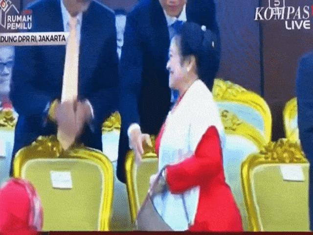 Megawati saat Menolak Salaman dengan Surya Paloh. dok: Kompas TV.