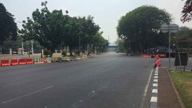 Jl. Merdeka Barat dan Utara mulai disterilkan dari pengendara motor dan mobil. Foto: Abyan Faisal/kumparan