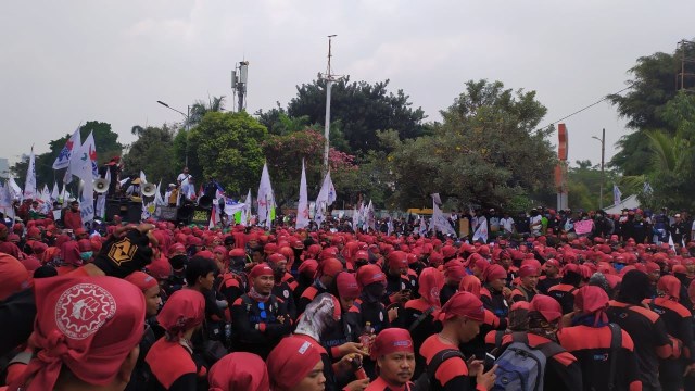 Massa buruh berunjuk rasa di sekitar Gedung DPR, Jalan Gatot Soebroto, Jakarta, Rabu (2/10). Foto: Maulana Ramadhan/kumparan 