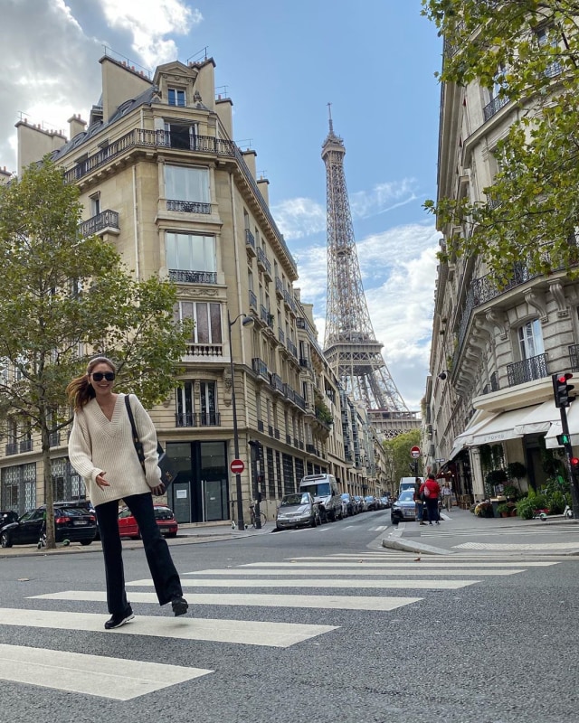 Tak lupa, dirinya juga berpose di jalanan Paris dengan latar belakang Menara Eiffel yang jadi bangunan paling ikonik di kota mode itu. Foto: Instagram @sooyoungchoi