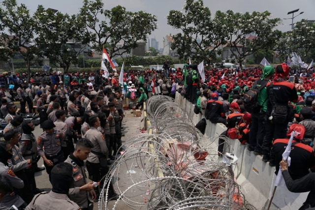 Polisi bersiaga saat KSPI berorasi. Foto: Jamal Ramadhan/kumparan