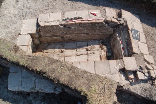 Kuburan tempat kerangka manusia dan balsarium ditemukan. Foto: Daniela Agre