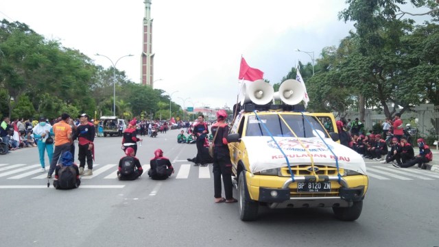 Ribuan Buruh Kepung Kantor Wali Kota Batam (44388)