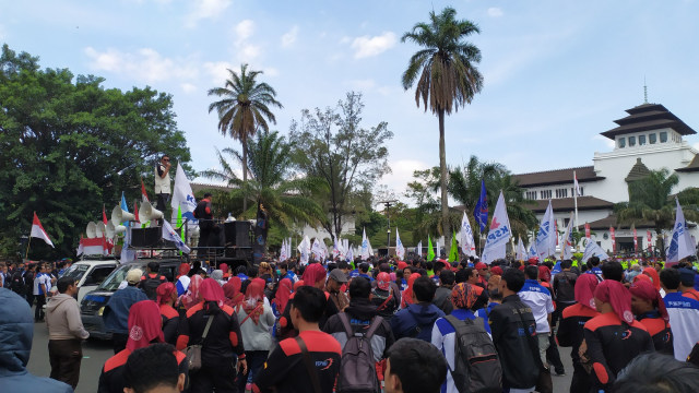 Massa buruh melakukan demonstrasi di depan Gedung Sate, Kota Bandung, Rabu (2/10) siang. Foto: Rachmadi Rasyad /kumparan 