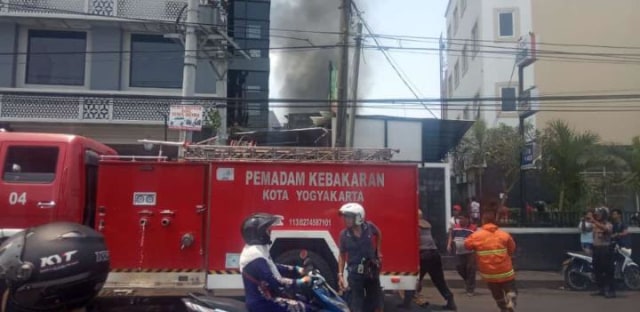 Mobil Pemadam Kebakaran yang dikerahkan untuk memadamkan api yang melanda di kawasan Sarkem, Rabu (2/10/2019). Foto: Istimewa.