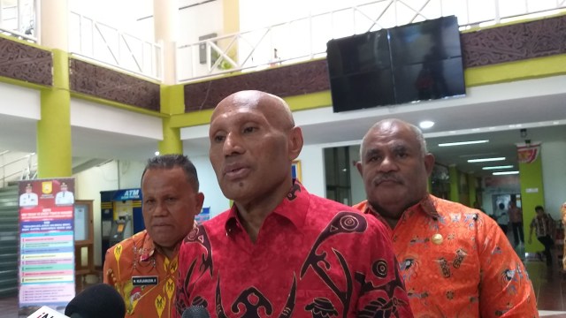 Wali Kota Jayapura Benhur Tommy Mano (tengah). Foto: Fadjar Hadi/kumparan 