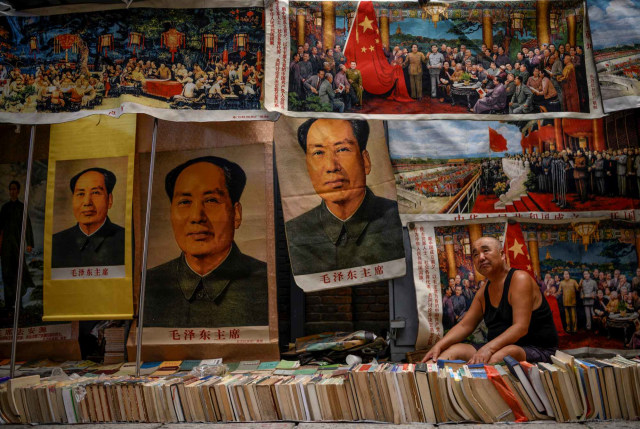 Poster dan buku Mao Zedung di toko antik Panjiayuan, Beijing. Foto: AFP/NOEL CELIS