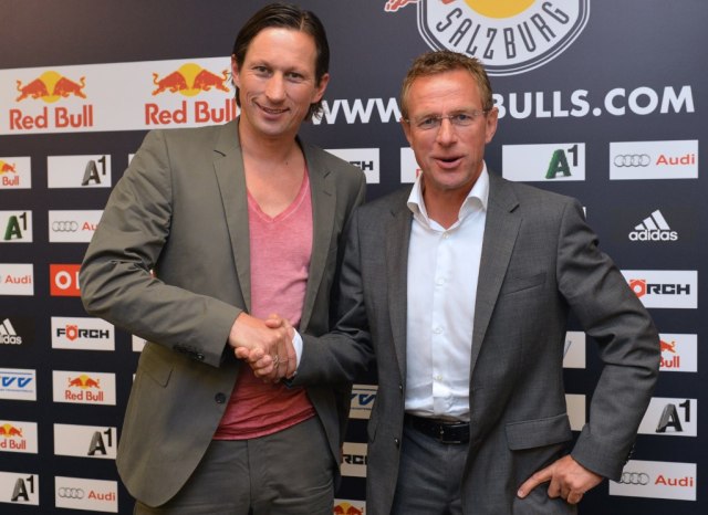 Ralf Rangnick (kanan) saat masih menjadi Direktur Olahraga RB Salzburg. Foto: AFP/Ernst Wutkis