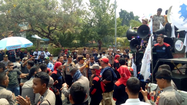 Massa buruh dan polisi berjoget bersama usai aksi unjuk rasa di Gedung DPR, Jakarta, Rabu (2/10/2019). Foto: Maulana Ramadhan/kumparan
