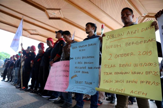 Aksi buruh di depan kantor Gubernur Aceh. Foto: Abdul Hadi/acehkini