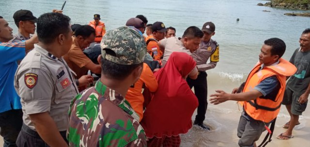 Tim SAR Gabungan mengevakuasi nelayan yang ditemukan dalam keadaan meninggal dunia di laut usai jatuh dari sampan saat memancing. Foto: Dok. SAR Banda Aceh