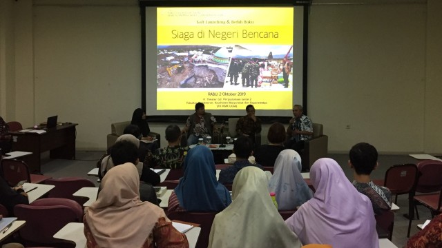 Suasana bedah buku Siaga di Negeri Bencana di Ruang Theater Perpustakaan FK-KMK UGM, Rabu (2/10). Foto: Arfiansyah Panji Purnandaru/kumparan 