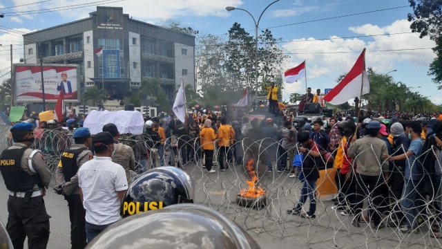 Mahasiswa menuntut agar pelaku pembunuhan Randy dan Yusuf segera ditangkap. Foto: Wiwid Abid Abadi/kendarinesia.