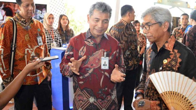 Direktur Utama BRI Sunarso (batik berwarna merah bata) dalam acara Hari Batik Nasional di Istana Mangkunagaran, Surakarta, Jawa Tengah. Foto: Dok BRI