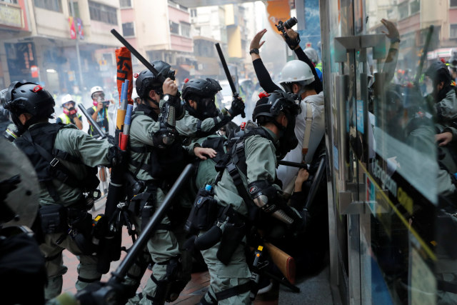 Polisi anti huru-hara saat bentrok dengan pendemo di distrik Wan Chai, Hong Kong. Foto: REUTERS/Susana Vera