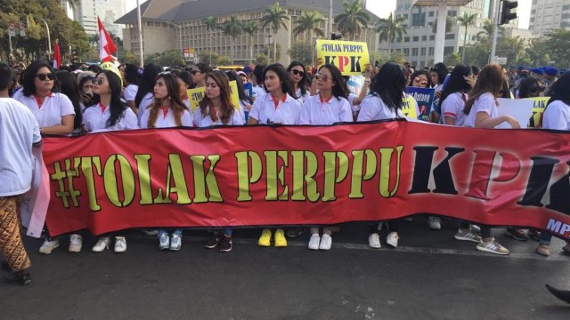 Massa dari Komando Mahasiswa dan Pemuda Anti Korupsi (KOMPAK) berunjuk rasa di Patung Kuda, Jalan Merdeka Barat, Jakarta, Rabu (2/10/2019).  Foto: Abyan Faisal Putratama/kumparan 