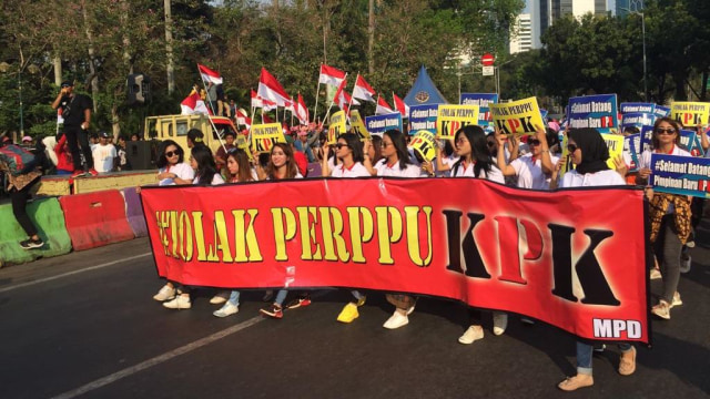 Massa dari Komando Mahasiswa dan Pemuda Anti Korupsi (KOMPAK) berunjuk rasa di Patung Kuda, Jalan Merdeka Barat, Jakarta, Rabu (2/10/2019).  Foto: Abyan Faisal Putratama/kumparan 