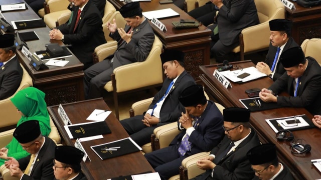 Anggota DPR terpilih periode 2019-2024 Lora Fadil (tengah) tertidur saat pembacaan doa selama pelantikan DPR RI di Komplek Parlemen, Senayan, Jakarta. Foto: Fanny Kusumawardhani/kumparan