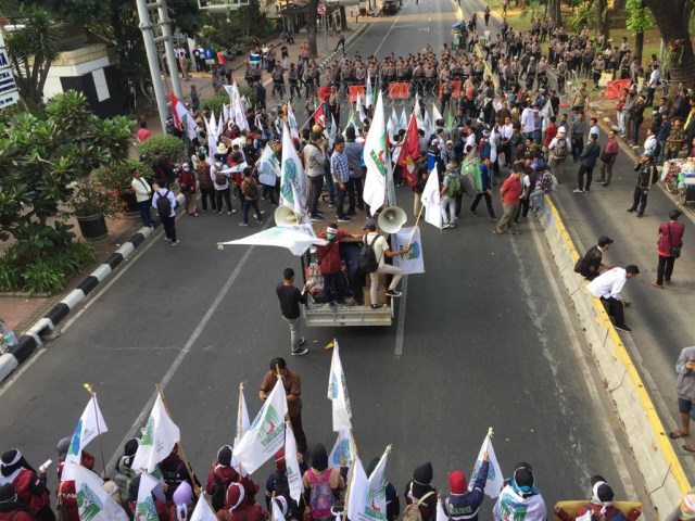 HMI dan KAMMI mulai berorasi di depan Blokade Polisi