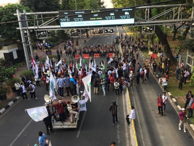 HMI dan KAMMI mulai berorasi di depan Blokade Polisi