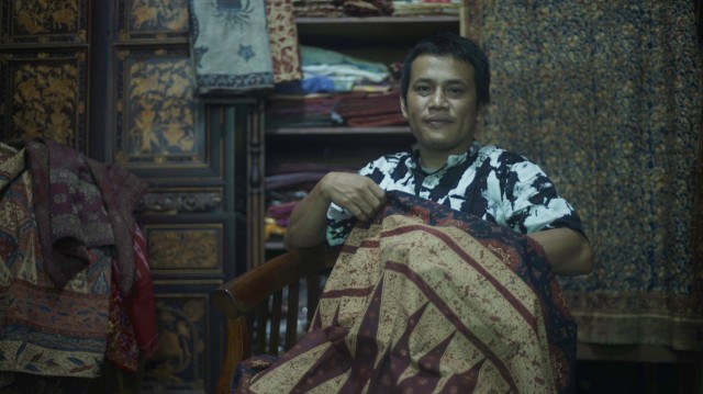Cetik Irawan yang sejak 12 tahun lalu mulai mengoleksi batik Palembang, Rabu(2/10) Foto:abp/Urban Id