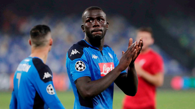 Kalidou Koulibaly usai membawa Napoli menang atas Liverpool. Foto: Reuters/Ciro De Luca