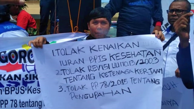 Poster berisi kritikan mengisi aksi buruh, Rabu (2/10). Foto : Dok Banthayo.id