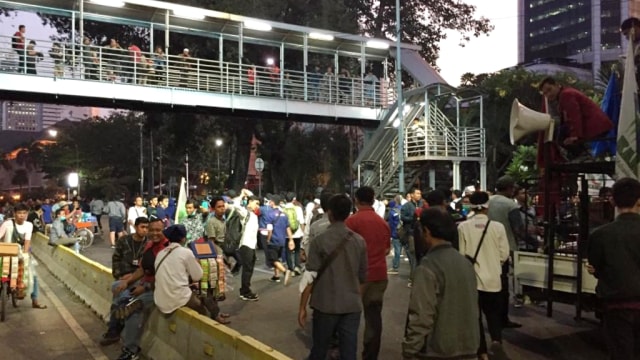 Demo Mahasiswa di Jalan Medan Merdeka Barat Membubarkan Diri (95221)