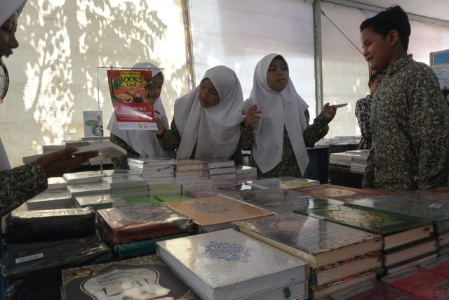 Pelajar di acara Book Fair Banjarmasin, Rabu (2/10/2019). Foto: Syahbani/banjarhits.id