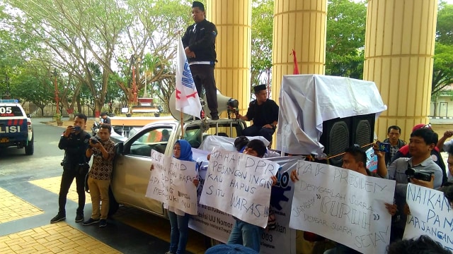 Massa Buruh Demo di Gorontalo Tolak Revisi UU Ketenagakerjaan (16551)