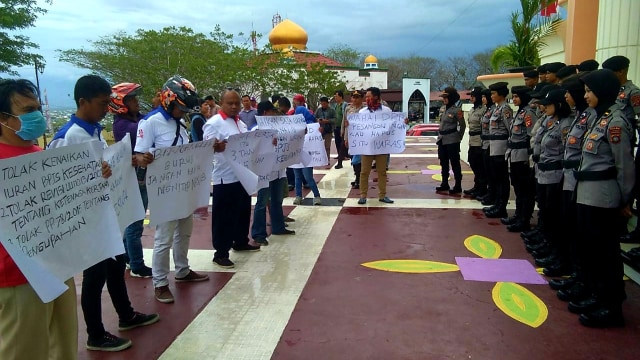 Massa Buruh Demo di Gorontalo Tolak Revisi UU Ketenagakerjaan (16552)