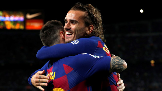 Messi dan Griezmann harusnya jadi kombinasi terbaik Barcelona. Foto: REUTERS/Albert Gea